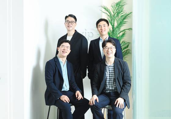 김민국·최준철 VIP자산운용 공동대표, 조창현 그로스팀장, 박성재 밸류팀장(앞줄 왼쪽부터 시계 반대 방향)이 가치투자의 기준에 대해 설명하고 있다. 우상조 기자