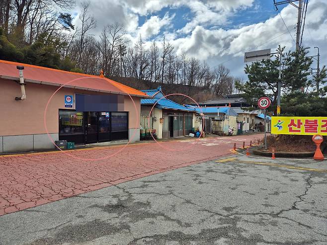 충북 옥천군 청성면 산계리에 있는 면소재지에는 잡화를 파는 소매점이 3곳에 불과하다. 빨간원은 면사무소 앞에 있는 작은 수퍼 2곳으로 한 곳은 기본소득을 앞두고 카드단말기를 설치했다. 최종권 기자