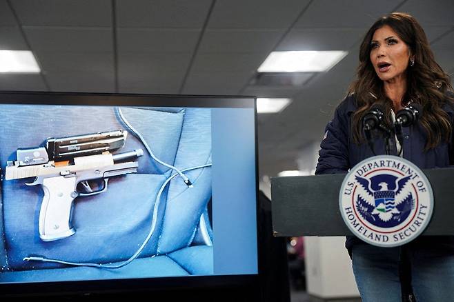 크리스티 놈 미국 국토안보부 장관이 지난 1월 24일 워싱턴 연방재난관리청(FEMA) 국가대응조정센터에서 ICE 요원의 총에 맞아 숨진 미국인이 소지하고 있던 총기를 제시하고 있다. 트럼프 대통령은 사망자들을 '국내 테러리스트'로 몰아세우며 논란을 자초한 놈 장관을 5일 전격 경질했다. 로이터=연합뉴스