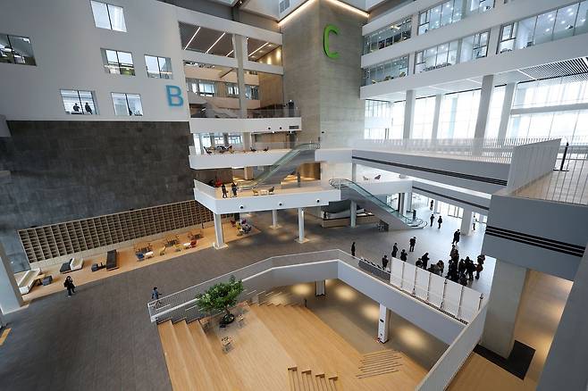 지난 5일 서울 용산구 서울시교육청 신청사 내부. 사업비 1767억원이 들었다. 연합뉴스