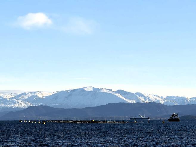노르웨이 베르겐 인근 피오르 바다 위에 있는 연어 양식장. 천권필 기자