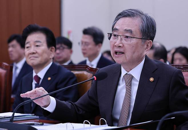 조현 외교부 장관이 6일 국회에서 열린 외교통일위원회 전체회의에서 의원들 질의에 답하고 있다. 임현동 기자