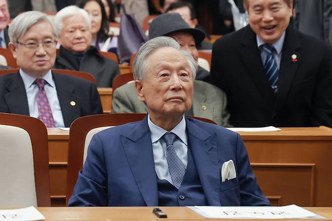 권노갑 김대중재단 이사장이 6일 국회박물관에서 열린 '권노갑 백인평전' 출판기념회에 참석해 있다. 연합뉴스