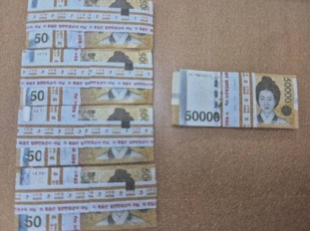 쓰레기 봉투에서 발견된 2500만원. 사진=인천 중부경찰서 제공
