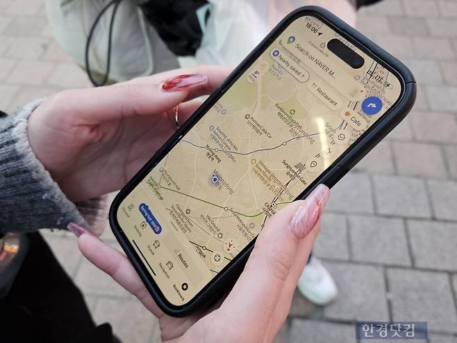 지난 3일 오후 5시경 서울 중구 명동거리에서 체코에서 온 렌카(25) 씨가 네이버지도를 사용하는 모습을 보여주고 있다. /사진=박수빈 기자