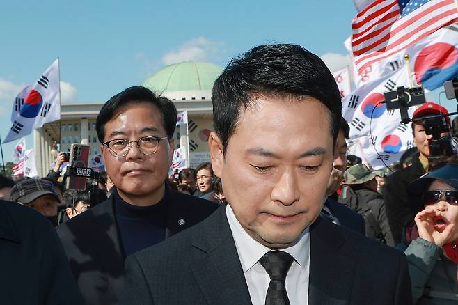 장동혁 국민의힘 대표와 송언석 원내대표가 지난 3일 국회에서 ‘사법독립 헌정 수호를 위한 대국민 호소 국민 대장정 규탄대회’ 출정식을 마치고 청와대로 향하고 있다. 연합뉴스