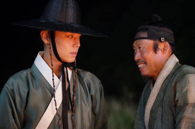 "The King's Warden," starring Park Ji-hoon (left) and Yoo Hae-jin (Showbox)