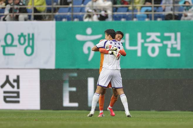 안양 권경원과 김정훈. 한국프로축구연맹 제공