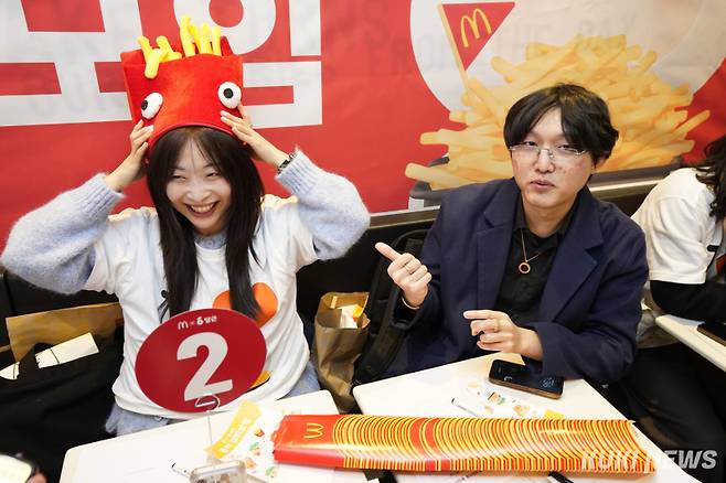 5일 서울 강남구 맥도날드 신사역점에서 맥도날드와 당근마켓이 주최한 ‘감튀모임’이 열린 가운데 참가자들이 감자튀김 관련 소장품을 소개하고 있다. 임은재 기자&nbsp;