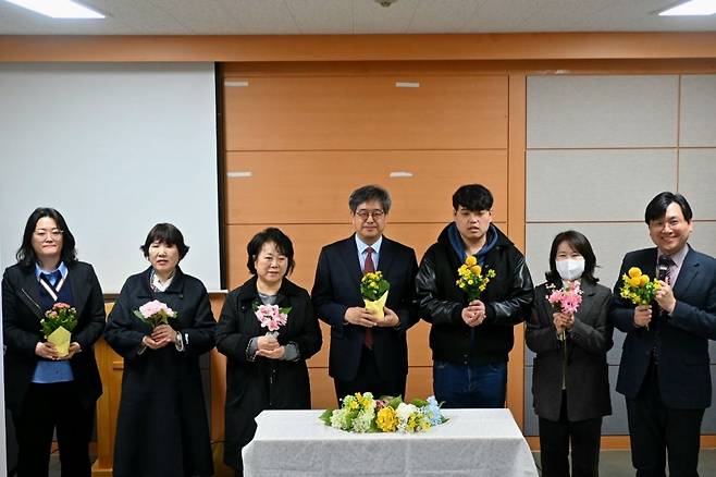 라이프호프 관계자들이 생화를 손에 들고 올해 캠페인 구호인 '생명의 꽃을 피우라'를 외치며 결의를 다지고 있다.