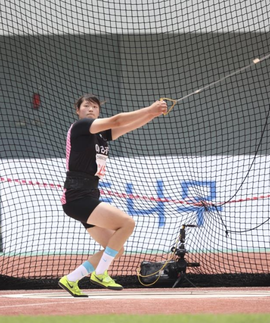 2023년 전국체전 여자 고등부 해머던지기 결선에서 투척하는 김태희 {대한육상연맹 제공][