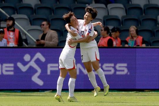 골 세리머니를 펼치는 북한 여자축구대표팀 선수들. 사진=연합뉴스