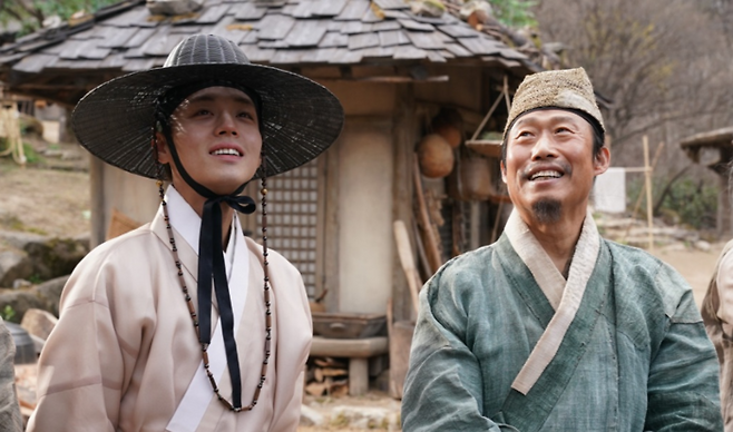 영화 ‘왕과 사는 남자’가 천만 관객 달성을 눈앞에 두면서 도서관에서도 관련 도서가 인기를 끌고 있다. [사진출처 = 영화 스틸컷]