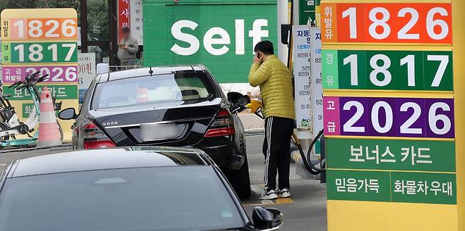 중동 사태로 인해 국제 유가 변동성이 커진 가운데, 전국 휘발유 가격이 3년 7개월 만에 1800원을 돌파했다. 사진은 지난 5일 서울 시내 한 주유소에 유가 정보가 표시돼 있는 모습. [뉴시스]