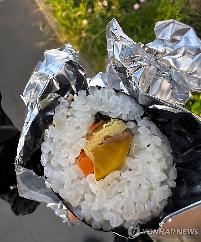 바가지 논란의 부실 김밥.[연합뉴스]