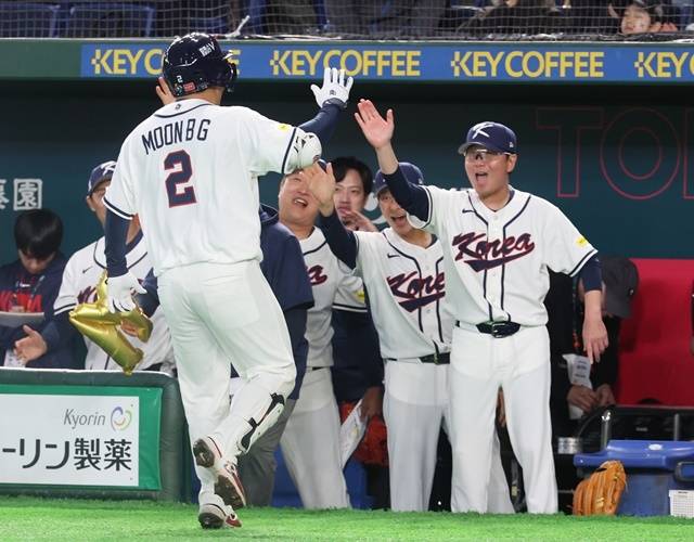 5일 일본 도코돔에서 열린 2026 월드베이스볼클래식(WBC) 조별리그 C조 1차전 한국과 체코의 경기. 1회말 1사 만루 한국 문보경이 만루 홈런을 친 뒤 류지현 감독과 자축하고 있다. 사진=연합뉴스