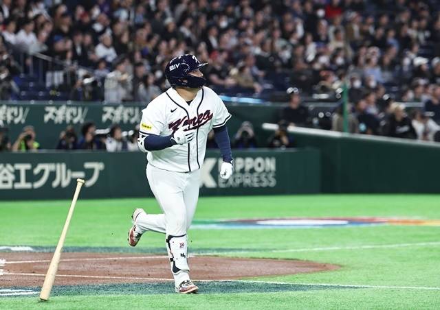 5일 일본 도쿄돔에서 열린 2026 WBC 조별리그 C조 1차전 대한민국과 체코의 경기. 1회말 1사 만루 문보경이 만루 홈런을 치고 타구방향을 바라보고 있다. 사진=연합뉴스