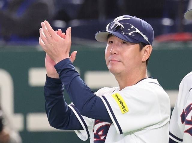 5일 일본 도쿄돔에서 열린 2026 월드베이스볼클래식(WBC) 조별리그 C조 1차전 한국과 체코의 경기에서 11-4로 승리한 한국 류지현 감독이 박수를 치고 있다. 사진=연합뉴스