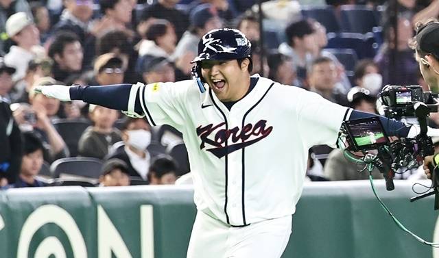 5일 일본 도쿄돔에서 열린 2026 WBC 조별리그 C조 1차전 대한민국과 체코의 경기. 1회말 1사 만루 문보경이 만루 홈런을 치고 그라운드를 돌고 있다. 사진=연합뉴스