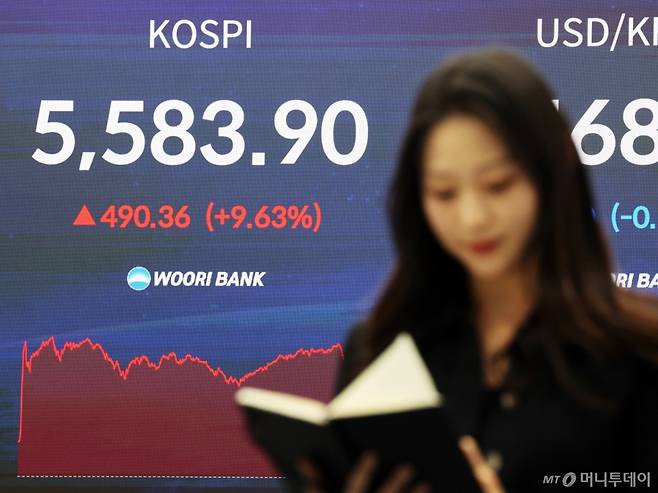 (서울=뉴스1) 황기선 기자 = 최근 연이틀 폭락한 코스피가 급반등해 단숨에 5,580대를 회복한 5일 오후 서울 중구 우리은행 본점 딜링룸 전광판에 코스피 종가가 표시되고 있다.   이날 코스피는 전 거래일보다 490.36.포인트(9.36%) 오른 5583.90에 마감했다. 코스닥은 전일 대비 14.10%(137.97P) 상승한 116.41을 기록했다.  2026.3.5/뉴스1  Copyright (C) 뉴스1. All rights reserved. 무단 전재 및 재배포,  AI학습 이용 금지. /사진=(서울=뉴스1) 황기선 기자