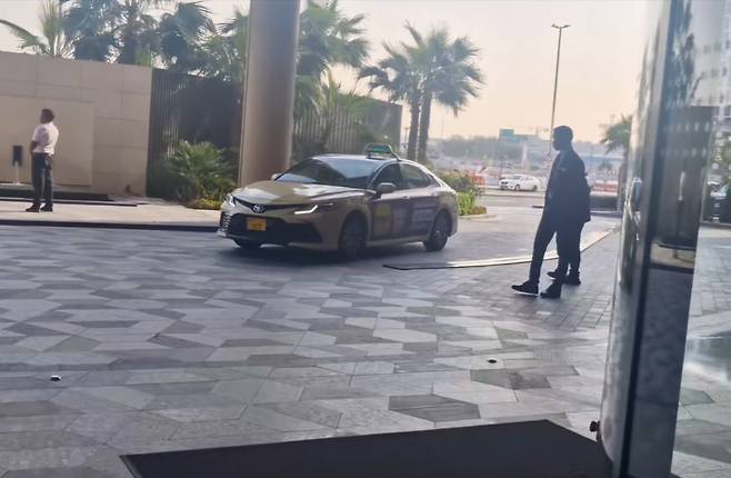 A씨가 머물던 두바이 호텔 앞/ 사진=유튜브 갈무리