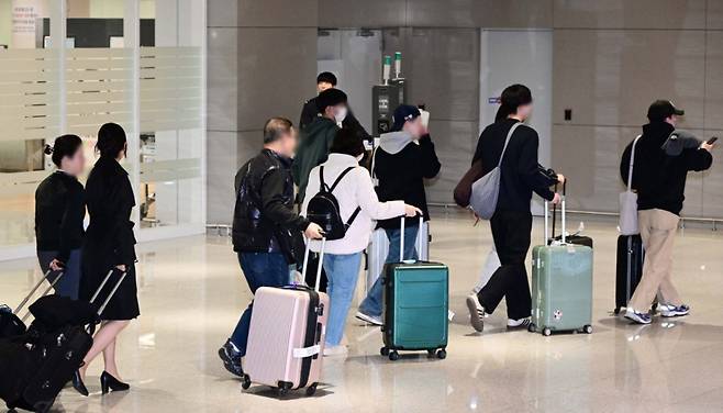 아랍에미리트(UAE) 두바이에 체류 중인 한국인 관광객이 5일 인천국제공항 제2터미널을 통해 귀국하고 있다/사진=뉴시스