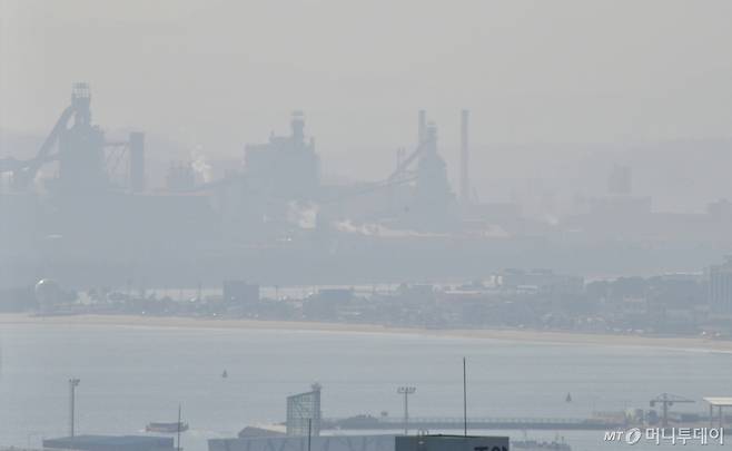 지난 2월 21일 경북 포항시 전역이 희뿌연 초미세먼지에 덮여있다.   이날 포항지역 초미세먼지 농도는 36㎍/m³으로 나쁨 수준이었다. /사진=뉴스1