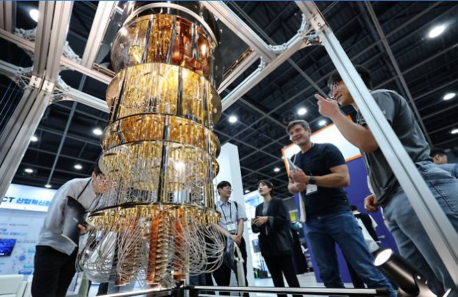 지난해 6월24일 서울 서초구 aT센터에서 열린 '퀀텀코리아 2025'에서 관람객들이 양자컴퓨터 모형을 살펴보고 있다. / 사진=뉴스1