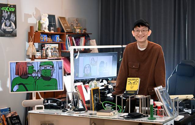 지난달 11일 오전 서울 종로구에 위치한 작업실에서 데뷔 20주년을 맞은 조석 작가와 만났다. ‘마음의 소리’ 연재로부터 20년, 꾸준함과 도전의 연속이었던 만화가 생활을 그는 “우하향 그래프”라고 표현했다.  윤성호 기자