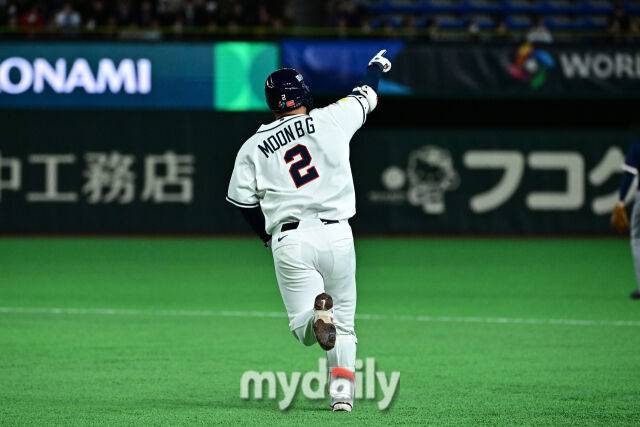 5일 일본 도쿄돔에서 열린 2026 월드 베이스볼 클래식(WBC) 조별리그 한국-체코 경기. 문보경이 1회말 1사 만루에 홈런을 친 후 그라운드를 돌고 있다./도쿄(일본)=한혁승 기자