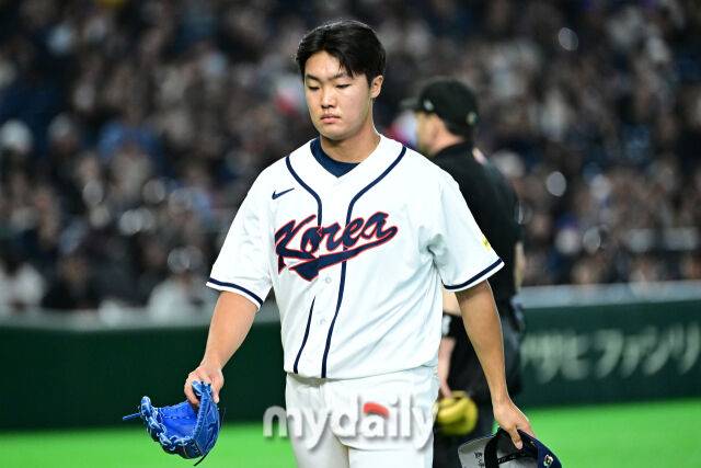 5일 일본 도쿄돔에서 열린 2026 월드 베이스볼 클래식(WBC) 조별리그 한국-체코 경기. 정우주가 5회초 수비를 마치고 더그아웃으로 들어서고 있다. 체코 바브라에게 5회초 1사 1-2루에 쓰리런 홈런을 내줬다./도쿄(일본)=한혁승 기자 hanfoto@mydaily.co.kr