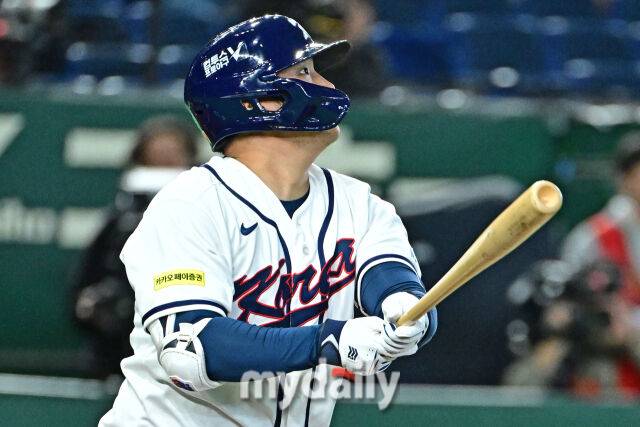 ▲ 1회 1사 만루 첫 타석에 만루 홈런을 바라보는 문보경.