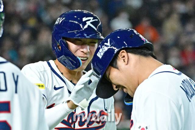 5일 일본 도쿄돔에서 열린 2026 월드 베이스볼 클래식(WBC) 조별리그 한국-체코 경기. 문보경이 1회말 1사 만루에 홈런을 친 후 함께 득점을 올린 이정후와 기뻐하고 있다./도쿄(일본)=한혁승 기자