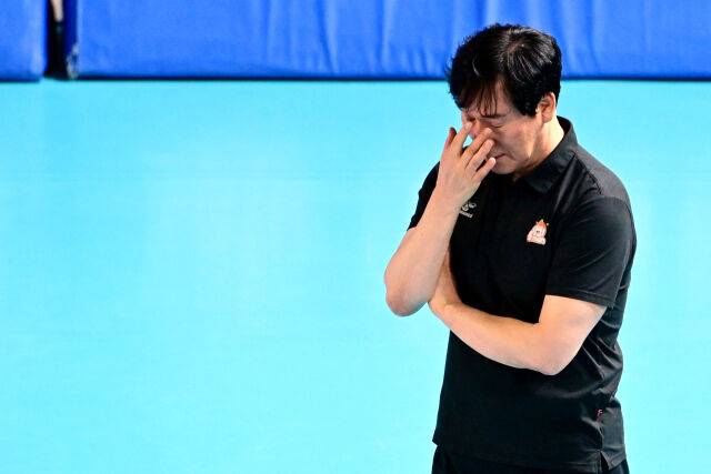 1,2세트를 연달아 내준 OK저축은행 신영철 감독이 아쉬운 표정을 짓고 있다/ 한국배구연맹(KOVO)