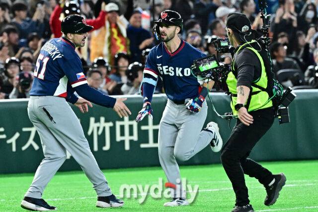 5일 일본 도쿄돔에서 열린 2026 월드 베이스볼 클래식(WBC) 조별리그 한국-체코 경기. 체코 바브라가 5회초 1사 1-2루에 한국 정우주에게 쓰리런을 친 후 기뻐하고 있다./도쿄(일본)=한혁승 기자 hanfoto@mydaily.co.kr