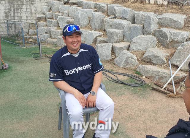 신창호 감독(왼쪽)이 인터뷰에서 지도자 철학에 대해 이야기하고 있다.