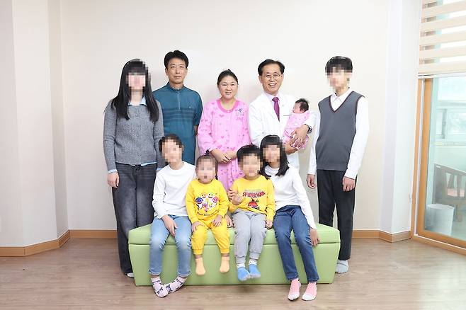 양영준(뒷줄 왼쪽 두 번째)·김운자(뒷줄 왼쪽 세 번째) 씨 부부 가족과 삼육서울병원 관계자가 기념촬영하고 있다. 부부의 자녀 7명이 함께했다. [삼육서울병원 제공]