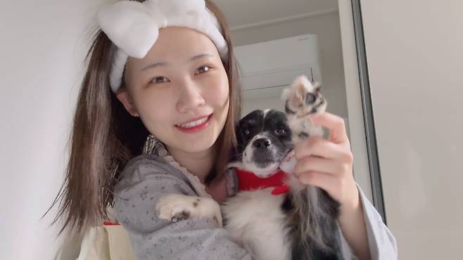 정혜란 씨와 정씨가 입양한 반려견 토치. [정혜란 씨 제공]