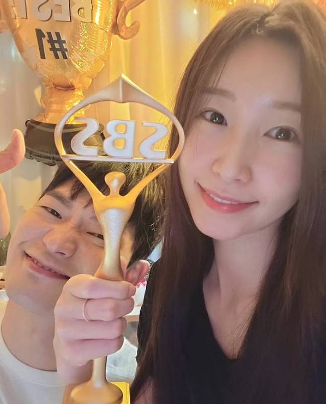 ‘미스트롯4’ 우승자 이소나와 남편인 배우 강상준. [인스타그램 캡처]