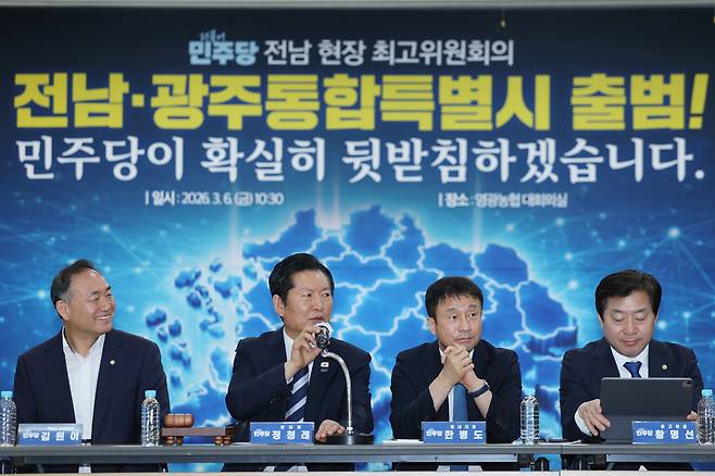 정청래(왼쪽에서 두번째) 더불어민주당 대표가 6일 전남 영광농협에서 열린 최고위원회의에서 발언하고 있다. [연합]