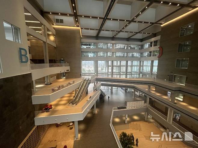 [서울=뉴시스]이현주 기자 = 서울 용산구에 위치한 서울시교육청 신청사 내부. 2026.03.05. lovelypsyche@newsis.com