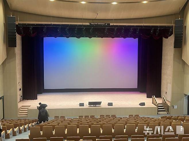 [서울=뉴시스]이현주 기자 = 서울 용산구에 위치한 서울시교육청 신청사 내에 조성된 대강당. 2026.03.05. lovelypsyche@newsis.com