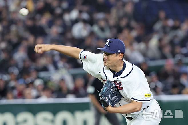 [도쿄=뉴시스] 권창회 기자 = 5일 일본 도쿄돔에서 열린 2026 WBC 조별리그 C조 1차전 한국과 체코와의 경기, 4회초 한국 노경은이 역투하고 있다. 2026.03.05. kch0523@newsis.com