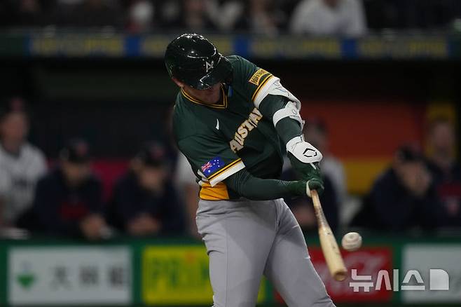 [도쿄=AP/뉴시스] 호주 커티스 미드가 6일 일본 도쿄돔에서 열린 2026 월드베이스볼클래식(WBC) 조별리그 C조 2차전 체코와의 경기 3회초 3점 홈런을 치고 있다. 2026.03.06.