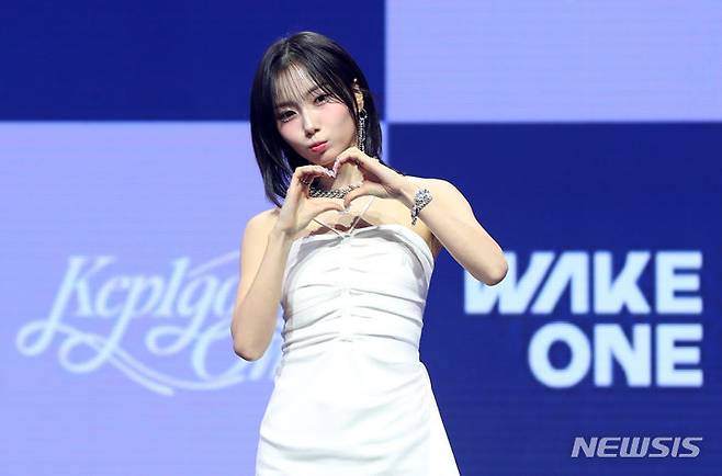 [서울=뉴시스] 김혜진 기자 = 그룹 케플러 서영은이 3일 오후 서울 광진구 예스24라이브홀에서 열린 첫 번째 정규앨범 '켑원고잉 온(Kep1going On)' 발매 기념 쇼케이스에서 포즈를 취하고 있다.타이틀곡 '슈팅 스타(Shooting Star)'는 리드미컬한 드럼과 감성적인 신스 라인, 일렉 기타가 인상적인 신스팝이다.특히 이번 앨범은 9인 완전체로 활동하는 마지막 음반이다. 케플러는 최근 엠넷 프로젝트 그룹으로는 처음으로 재계약에 성공해 향후 7인으로 활동을 이어 나간다. 마시로·강예서는 '켑원고잉 온(Kep1going On)' 활동과 내달 일본 콘서트를 끝으로 팀에서 빠진다. 2024.06.03. jini@newsis.com