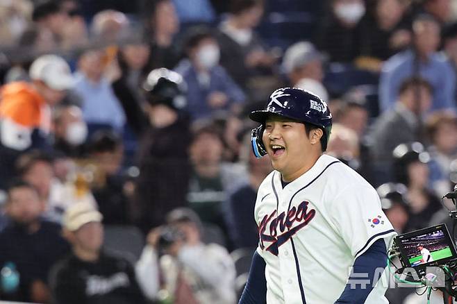 [도쿄=뉴시스] 권창회 기자 = 5일 일본 도쿄돔에서 열린 2026 WBC 조별리그 C조 1차전 한국과 체코와의 경기, 1회말 1사 주자 만루 한국 문보경이 만루홈런을 친뒤 그라운드를 돌고 있다. 2026.03.05. kch0523@newsis.com