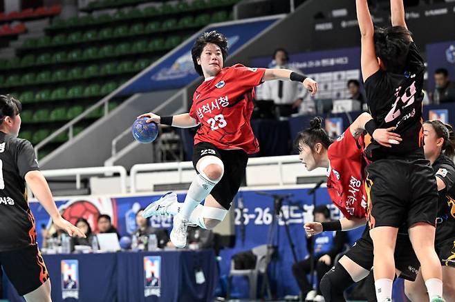 [서울=뉴시스] 여자 핸드볼 삼척시청의 김민서. (사진=한국핸드볼연맹 제공) 2026.03.06.  *재판매 및 DB 금지