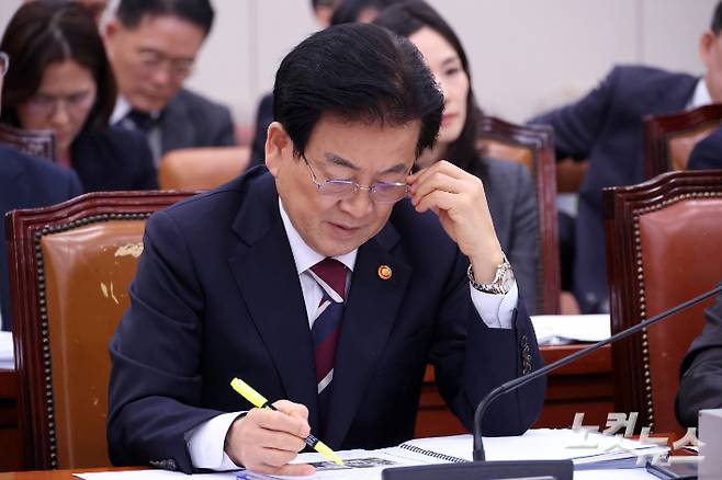 정동영 통일부 장관이 6일 서울 여의도 국회에서 열린 외교통일위원회 전체회의에 출석해 준비한 자료를 살펴보고 있다. 윤창원 기자