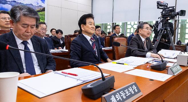 6일 국회에서 열린 외교통일위원회 전체 회의에 출석한 정동영 통일부 장관(가운데). 연합뉴스