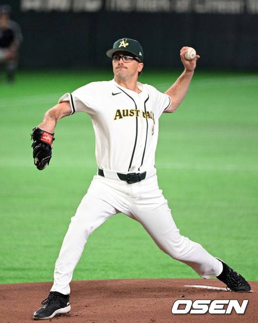[OSEN=도쿄(일본), 손용호 기자] 5일 일본 &nbsp;도쿄돔에서 월드베이스볼클래식(WBC) 조별리그 첫 경기 호주와 대만의 경기가&nbsp;&nbsp;열렸다.우리 대표팀은 &nbsp;체코와 WBC 조별리그 1차전에서 격돌한다.호주 선발 라클런 웰스가 역투하고 있다. 2026.03.05&nbsp;/spjj@osen.co.kr